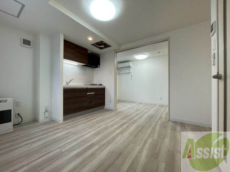 居室・リビング　フローリングや壁の色がお洒落な印象のリビングです。