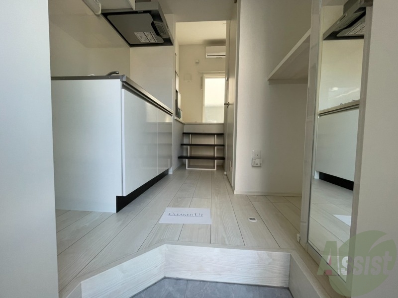 玄関　玄関から撮影しました。敷居が高くなくて安心ですね。