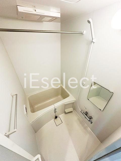 バス・シャワールーム　浴室乾燥機付きバスルームです