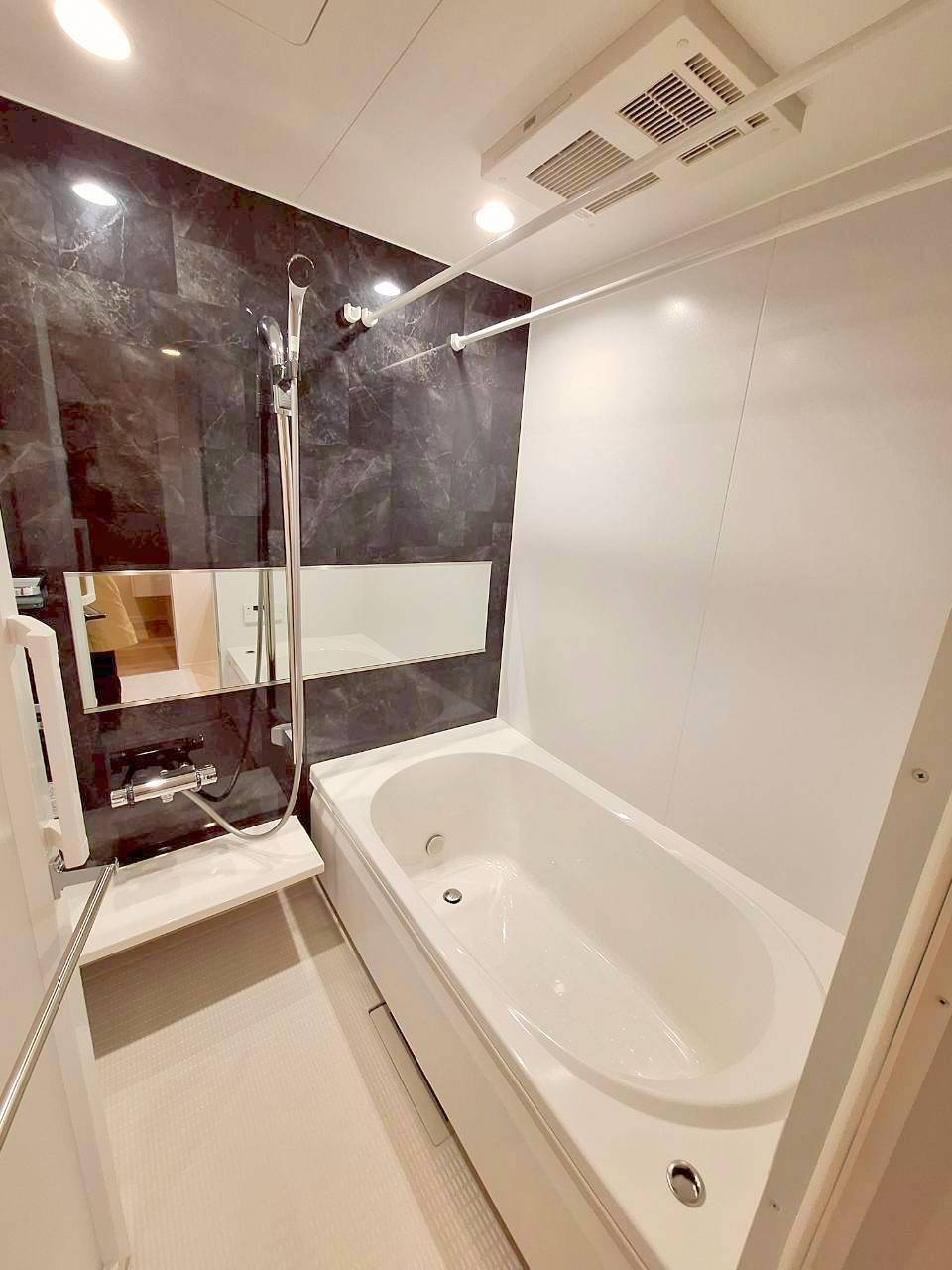 バス・シャワールーム　追焚・浴室乾燥機付き♪ゆったりサイズのバス