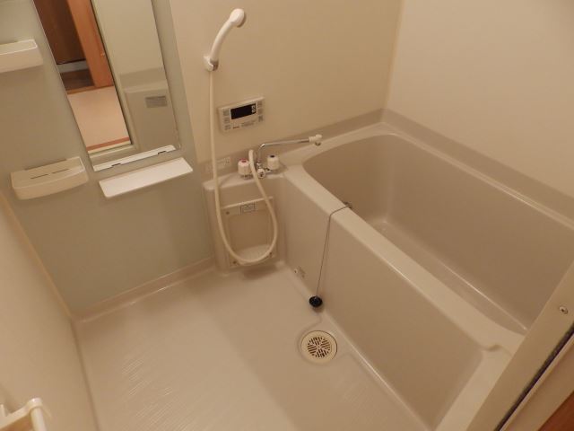 バス・シャワールーム　鏡つきのお風呂です。