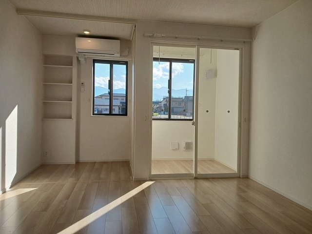 居室・リビング　収納に便利な棚あり