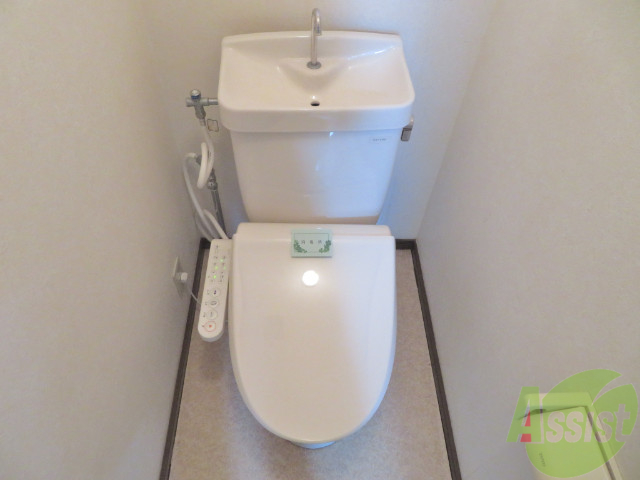 トイレ　トイレはこちらウォシュレット付きでうれしいですね