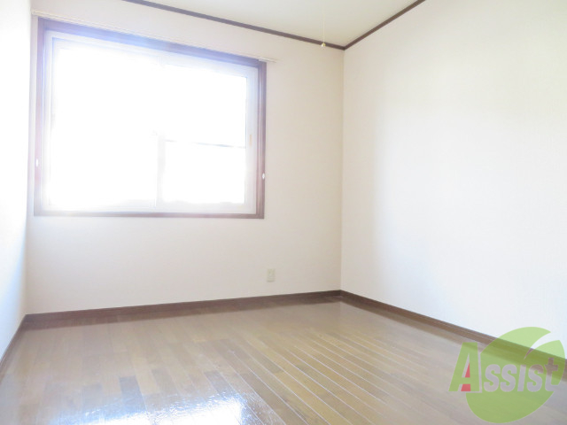 その他部屋・スペース　こちらも大きな腰窓から光が差し込み明るいお部屋ですね