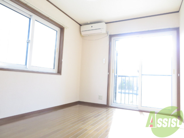 居室・リビング　角部屋なので二面採光で明るいお部屋ですねー。