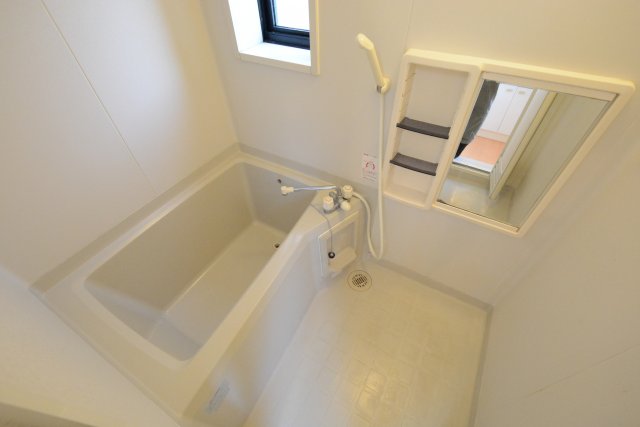 バス・シャワールーム　バストイレセパレートタイプのシンプルな浴室です♪