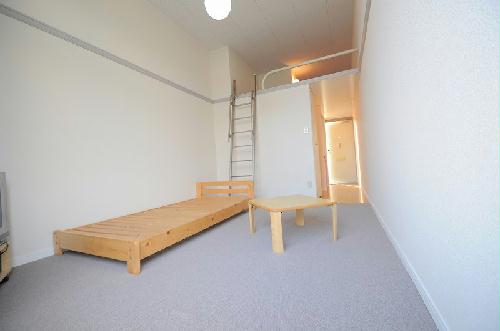 居室・リビング　入居の際に、木製ベッドが撤去されます。