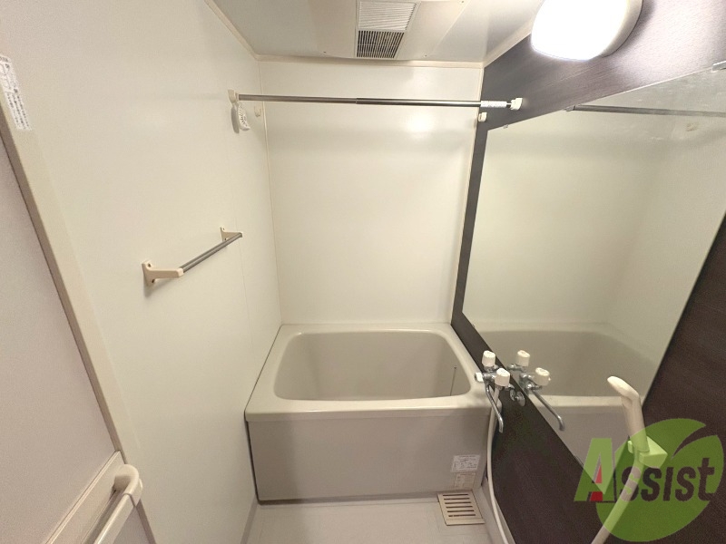 バス・シャワールーム　浴槽が広いので日々の疲れも癒されますね。