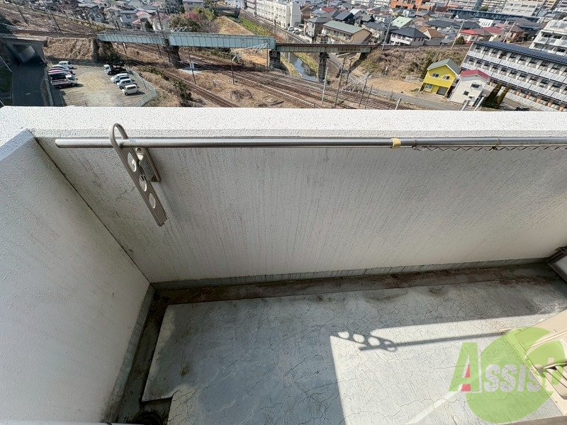 バルコニー　バルコニーに物干しがあるので洗濯物が干せます。