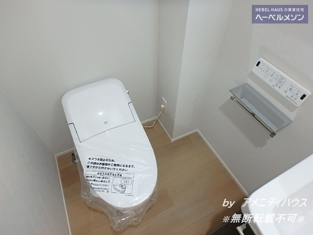 トイレ　●温水洗浄暖房便座付きの快適なトイレスペース。