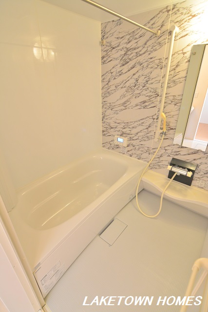 バス・シャワールーム　追い焚き機能付の広めの浴室です。