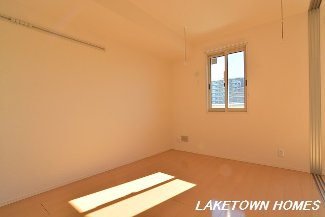 その他　南側６帖の洋室です。