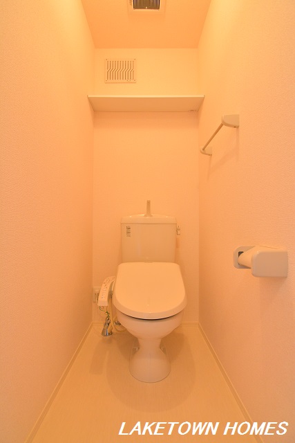 トイレ　温水洗浄便座付のトイレです。