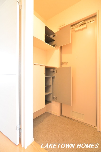 玄関　玄関ホールと玄関収納です。