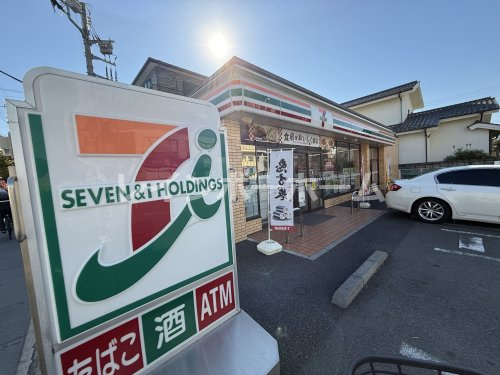 コンビニ　セブンイレブン（コンビニ）まで737m