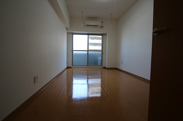 居室・リビング　同物件別号室のものです。