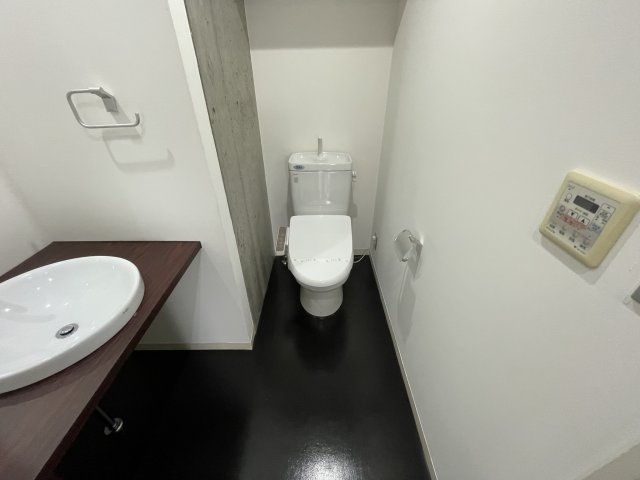 トイレ　イメージとして同マンション他部屋を表示しています