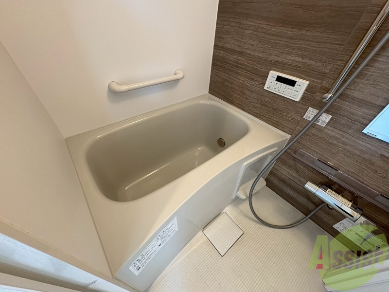バス・シャワールーム　こちらはバスルームになります。追い焚き機能付です。