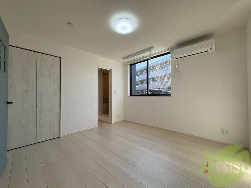 居室・リビング　こちらは７．０帖の洋室になります。白基調のお部屋です。