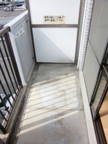 バルコニー　同物件別号室のものです。
