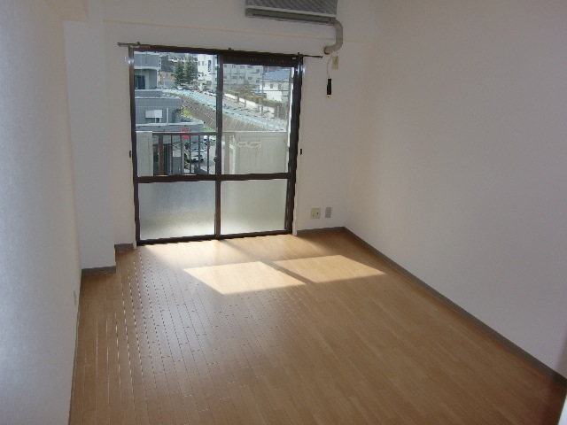 居室・リビング　同物件別号室のものです。