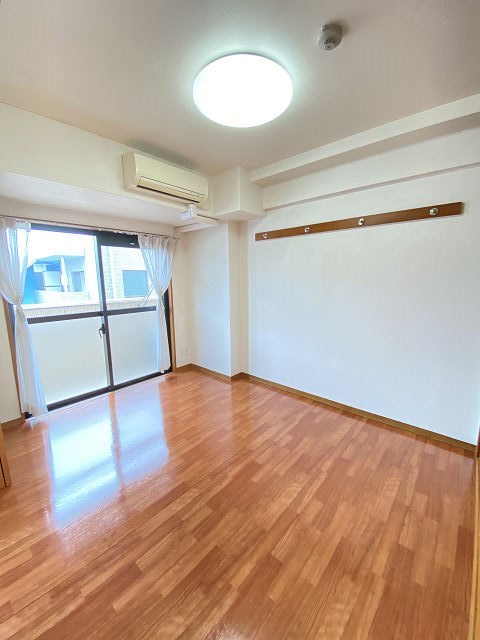その他部屋・スペース　落ち着いた色調の寝室です