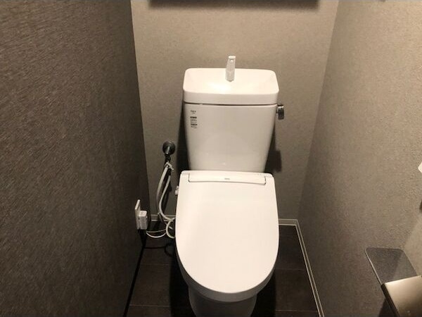トイレ　※写真は同じマンションの違う部屋のものになります。
