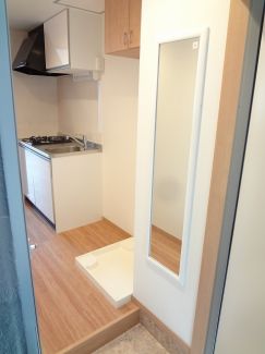 玄関　玄関に姿鏡がございます。