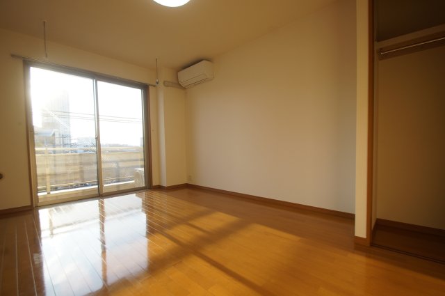 居室・リビング　洋室8.3帖のお部屋です