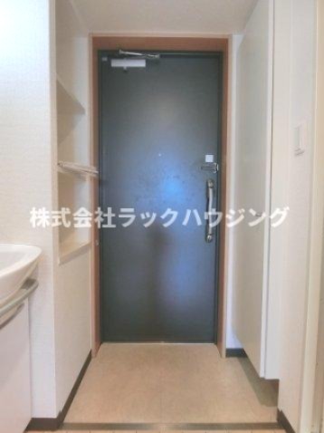 玄関　反転タイプ 同仕様写真となります。