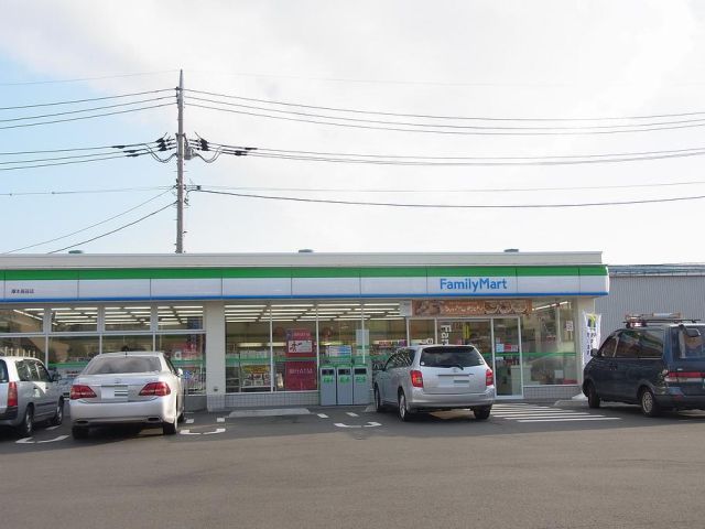 コンビニ　ファミリーマート（コンビニ）まで520m