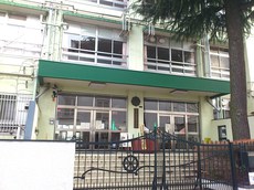 小学校　渋谷区立神宮前小学校（小学校）まで384m
