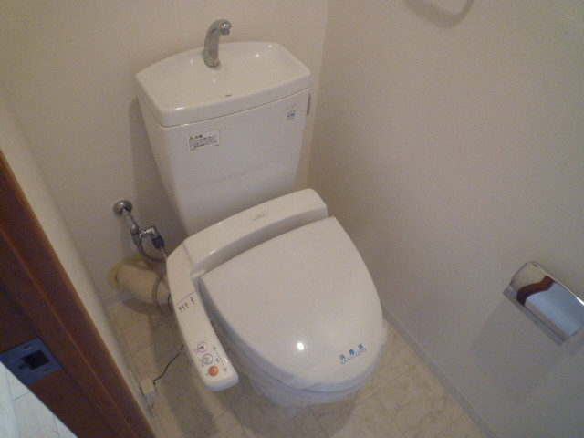 トイレ　トイレには快適な温水洗浄便座付