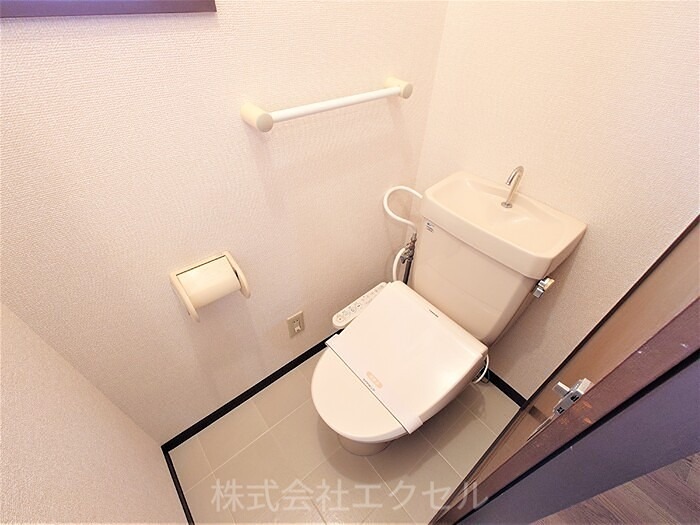 トイレ　温水洗浄便座です。