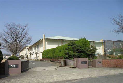 中学校　たつの市立龍野西中学校（中学校）まで664m