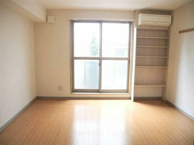 居室・リビング　南向きなので明るいお部屋です。 窓横に備え付け棚があるので、
