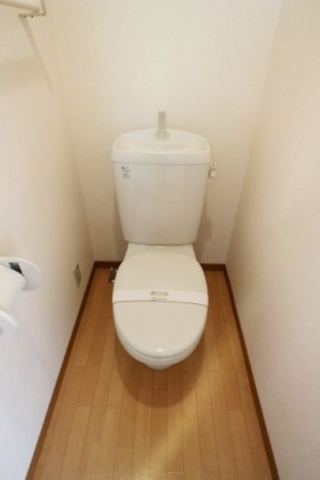 トイレ　落ち着いた色調のトイレです