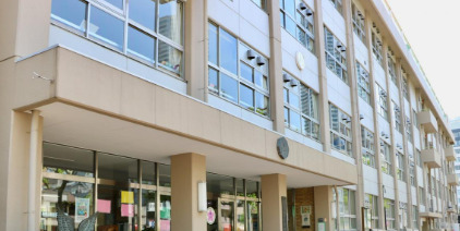 小学校　中央区立月島第一小学校（小学校）まで393m