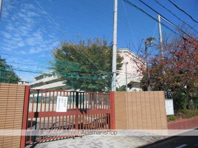 小学校　吹田市立吹田第三小学校（小学校）まで563m