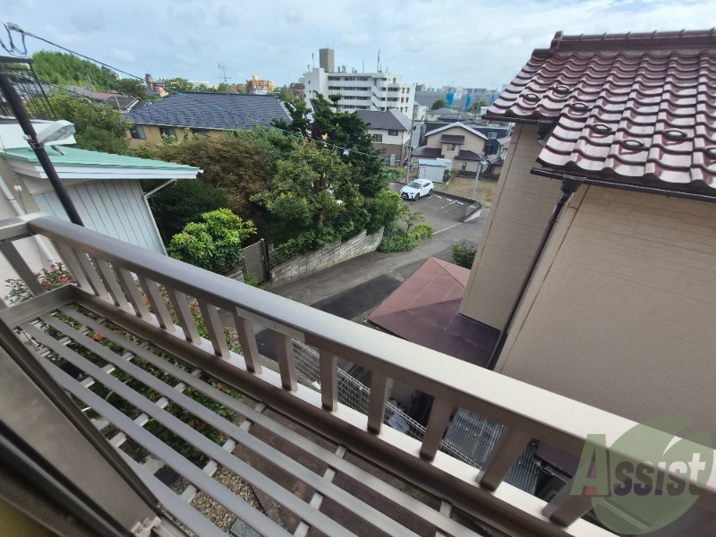 バルコニー　窓からは大きな空が良く見える気持ちのいい景色が見えます。