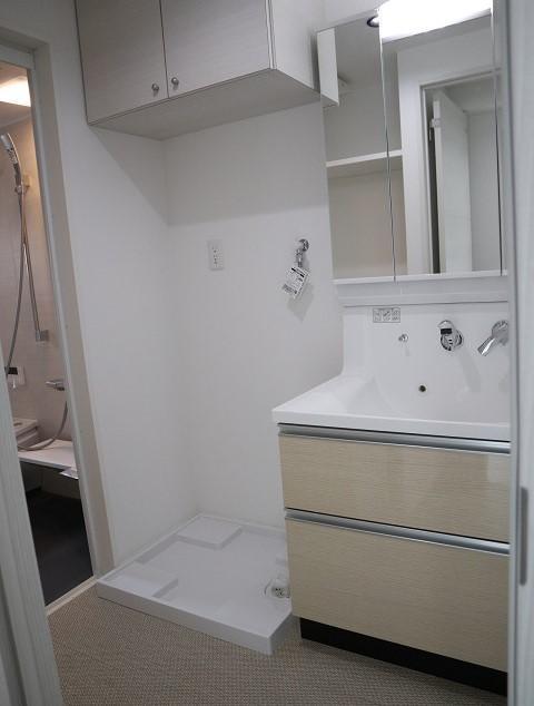 洗面設備　206号室モデルです。床・建具の色合いは異なります。