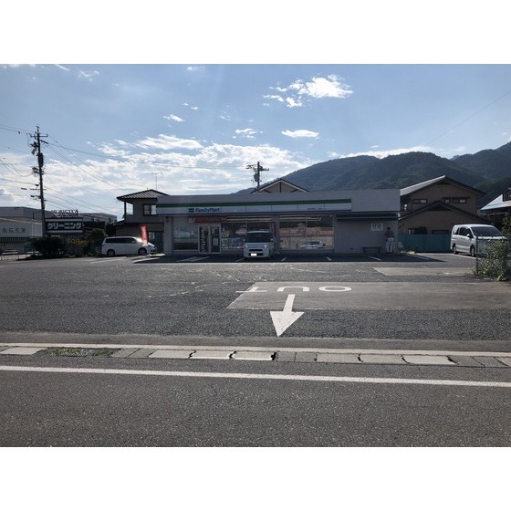 コンビニ　ファミリーマート長野伊勢宮一丁目（コンビニ）まで834m