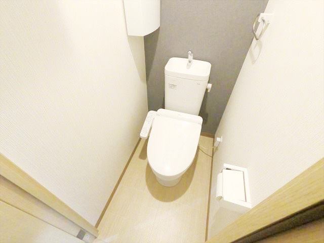 トイレ　収納あり、ウォシュレット付きのトイレ