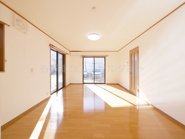 居室・リビング　平屋戸建、エアコン付、洋室広々１２帖