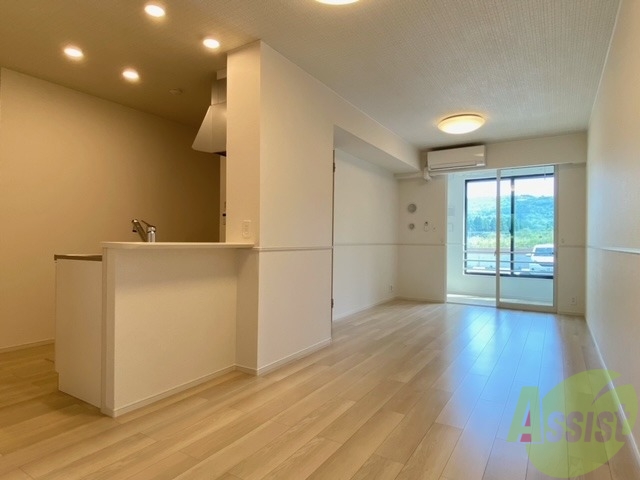 居室・リビング　リビングはこちら、サンルームがポイントのお部屋