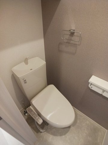 トイレ　落ち着いた色調のトイレです