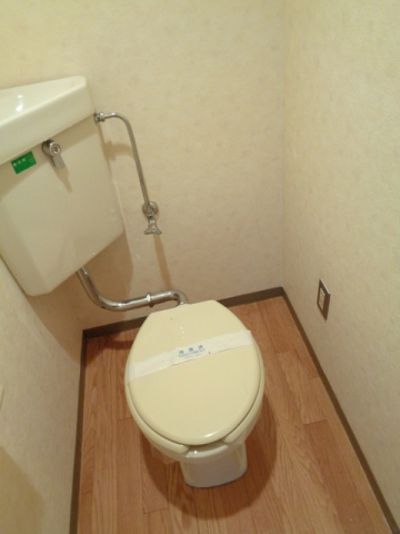 京阪石山坂本線 南滋賀駅 徒歩3分 2階建 築42年のトイレ写真