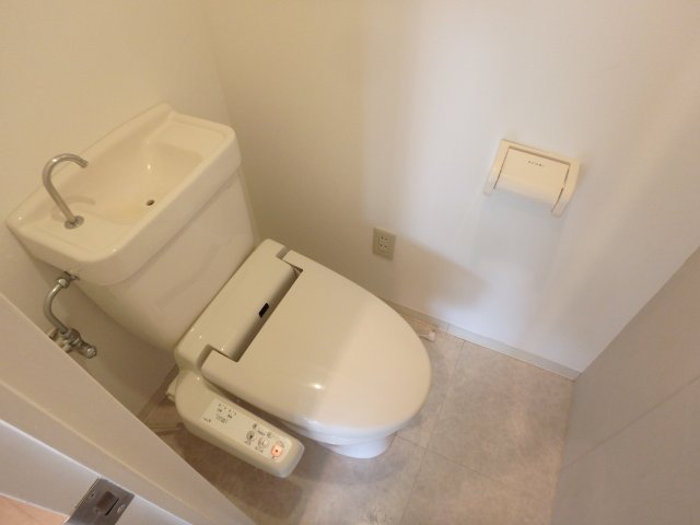 トイレ　落ち着いた色調のトイレです