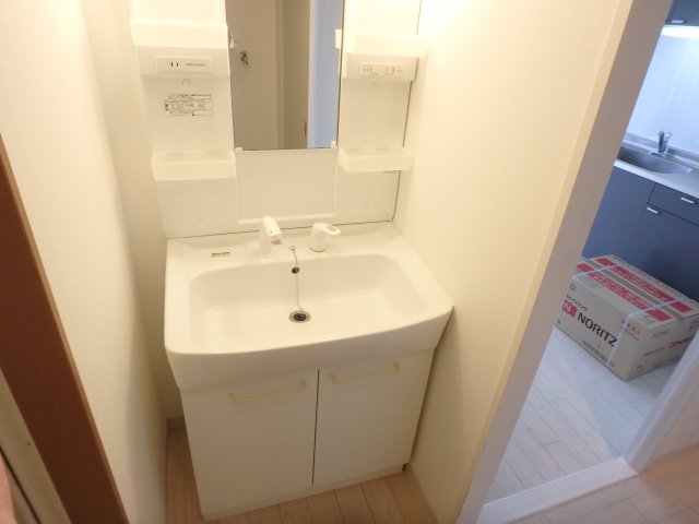 洗面設備　ゆったりとスペースのある洗面所