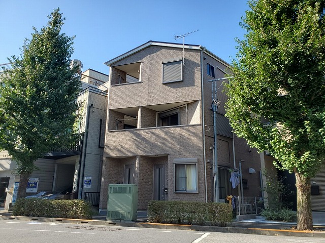 建物外観　3階建ての2階3階部分が賃貸のお部屋です。